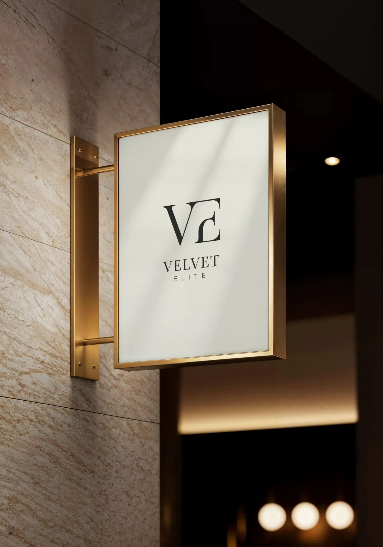 Enseigne Velvet Elite encadrée de laiton doré sur un mur en marbre